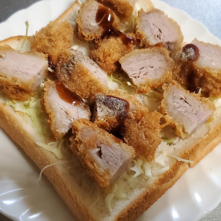 コショウたっぷり!ひれかつトースト
